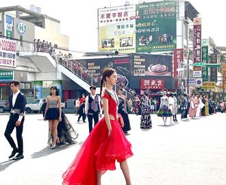 名模穿原民风服饰南投街头走秀  许淑华也站上伸展台