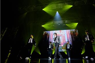 金鍾炫寵粉加碼跳NUEST〈Hello〉 台粉扮舞龍舞獅進場真情告白