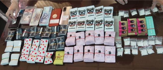 中市贩毒集团主嫌庄男伙同庄及赖男贩毒，招募陈男运毒交易。台中市刑大去年7月循线逮捕庄等4人，查扣毒咖啡及恺他命500多包，依法送办。（台中市刑大提供／陈淑芬台中传真）