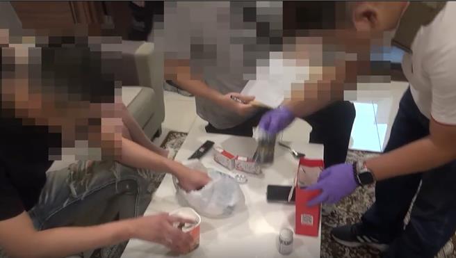 中市贩毒集团主嫌庄男伙同庄及赖男贩毒，招募陈男运毒交易。台中市刑大去年7月循线逮捕庄等4人，查扣毒咖啡及恺他命500多包，依法送办。（台中市刑大提供／陈淑芬台中传真）