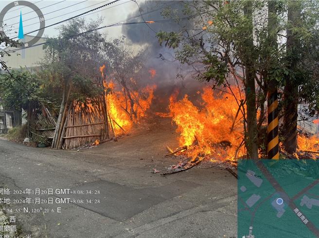 關廟南雄南路一處平房陷入火海。（讀者提供／曹婷婷台南傳真）