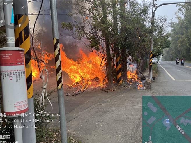 關廟南雄南路一處平房陷入火海。（讀者提供／曹婷婷台南傳真）