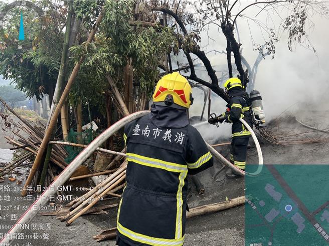 關廟平房火警，關廟消防分隊警消到場灌救。（讀者提供／曹婷婷台南傳真）