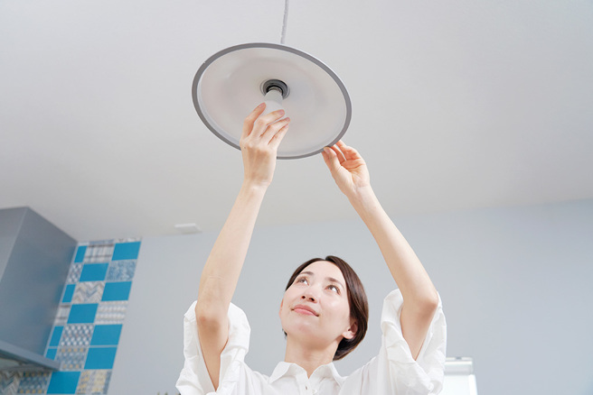 小孟老师提醒，屋内的灯不亮却不处理，意味着新的一年会「人生无光」。(图:shutterstock/达志)