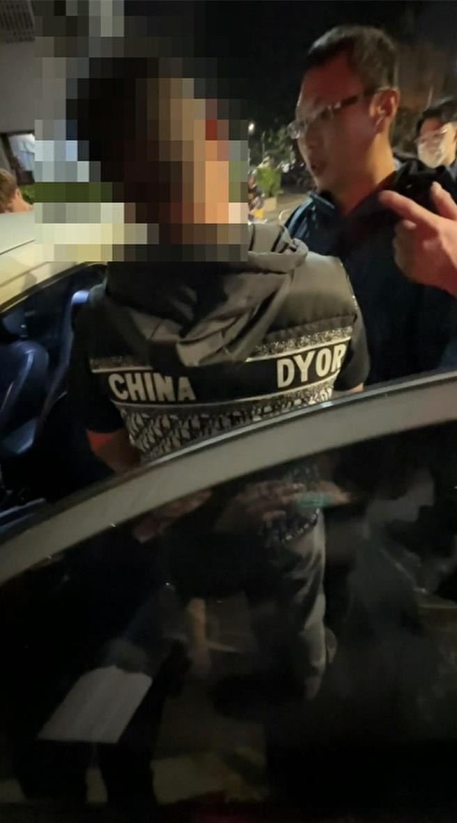 28岁詹姓男子18日时，驾车停在高雄市凤山分局新甲派出所前，且停放超过10分钟，员警担心詹男是昏迷不行，前往察看才发现是k菸抽太多睡着。（高市凤山分局提供／杨舒婷高雄传真）