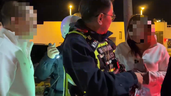 谢女及陈男面对员警盘查一度拒绝配合，耗费不少时间，一度造成后方车辆回堵。（图 / 刘咏韵翻摄）