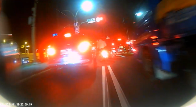 画面为员警当时见谢女及陈男拒检逃逸，于是进行拦截围捕。（图 / 刘咏韵翻摄）