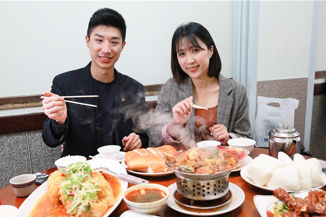 本周基市府广播节目「基隆Podcast」主持人余治明（左）邀请在地媒体「基隆海嗨」的总编辑廖湘玲（右），分享各自家中家常年菜料理，也整理出外带佛跳墙店家，与网友票选的基隆人气年菜餐厅，提供市民选购参考。（基隆市政府提供／徐佑升基隆传真）