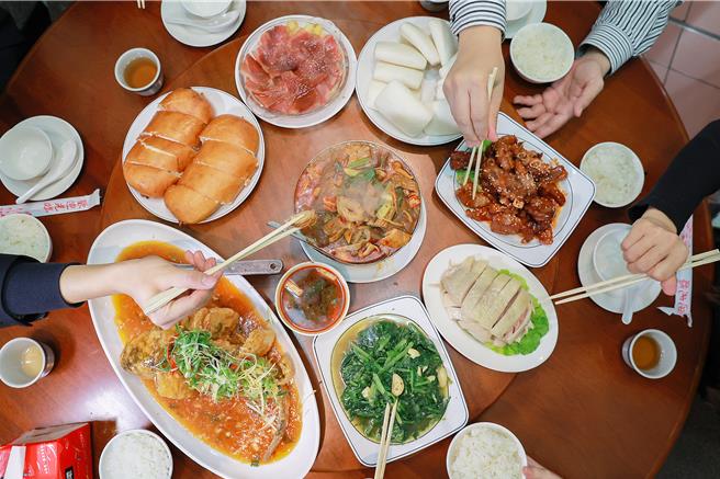 本周基市府广播节目「基隆Podcast」主持人余治明邀请在地媒体「基隆海嗨」的总编辑廖湘玲，分享各自家中家常年菜料理，也整理出外带佛跳墙店家，与网友票选的基隆人气年菜餐厅，提供市民选购参考。（基隆市政府提供／徐佑升基隆传真）