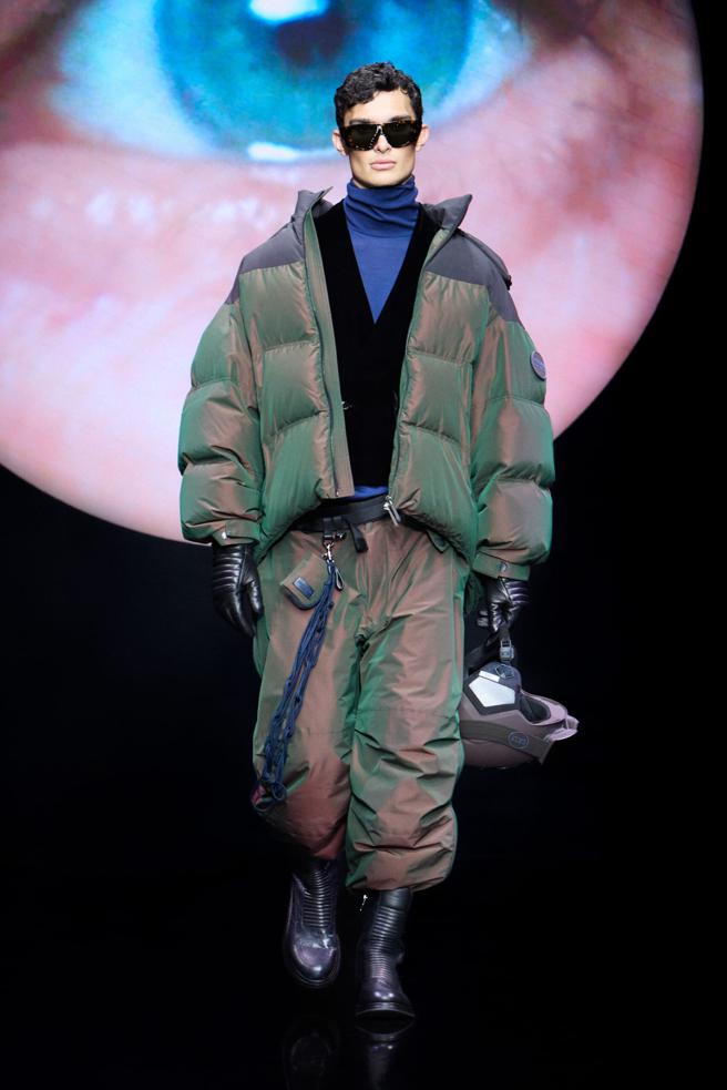 GIORGIO ARMANI 2024秋冬男装系列以Armani先生的蓝色瞳孔为背景走秀。（GIORGIO ARMANI提供/林欣仪台北传真）