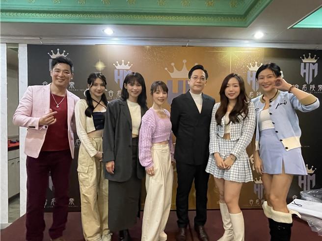 陈熙之（右三）的合名娱乐19日举办尾牙，旗下艺人成润（左起）、刘心语、常立琳、简嫙、靓靓、贞贞齐聚。（林淑娟摄）