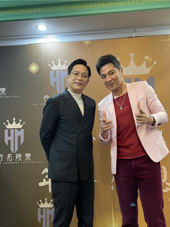 成润出席所属公司合名娱乐尾牙，与老板陈熙之合影。（林淑娟摄）