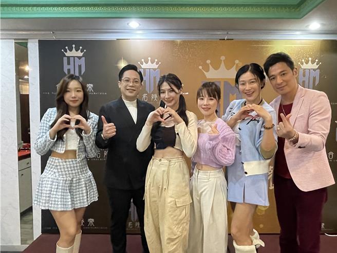 成润出席所属公司合名娱乐尾牙，与老板陈熙之及同公司艺人合影。（林淑娟摄）