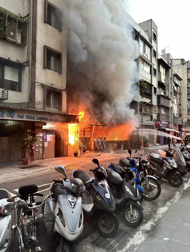 消防人员获报赶抵，已见火舌正在吞噬建筑物。（图 / 刘咏韵翻摄）