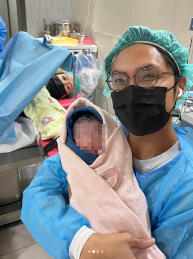 李运庆抱着女儿，与洪诗组成一家三口。（图／IG@angelhong）