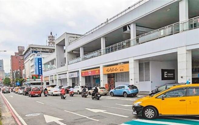 基隆市政府公告春节路边停车调整收费路段及时间，自2月9日（除夕）至2月12日（初三）共计4天，全市路边停车格暂停收费。小年夜2月8日、2月13日至2月14日景点及商圈附近收费，其他暂停，以维持停车周转率。（本报资料照）