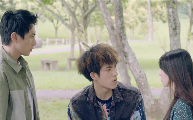 郭方儒（中）對潘君侖（左）與邱偲琹的「假約會」很關切。（東森提供） 