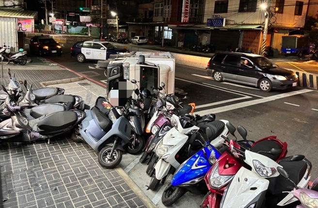 鄭姓男子今天清晨駕駛一輛食品貨車，行經五股成泰路四段時，車子忽自撞並發生側翻。（圖 / 劉詠韻翻攝）