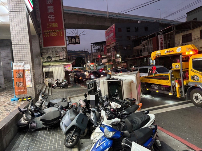 停放路旁的13輛機車遭受波及。（圖 / 劉詠韻翻攝）