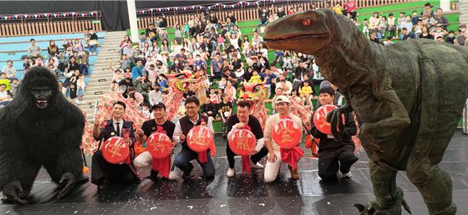 孫德榮與YouTuber彼得爸、兒童新樂園陳後先主任、恐龍馬戲團韓秉融團長、魔術師吳冠達等人出席《恐龍馬戲團》全球首演記者會。（經紀人提供）