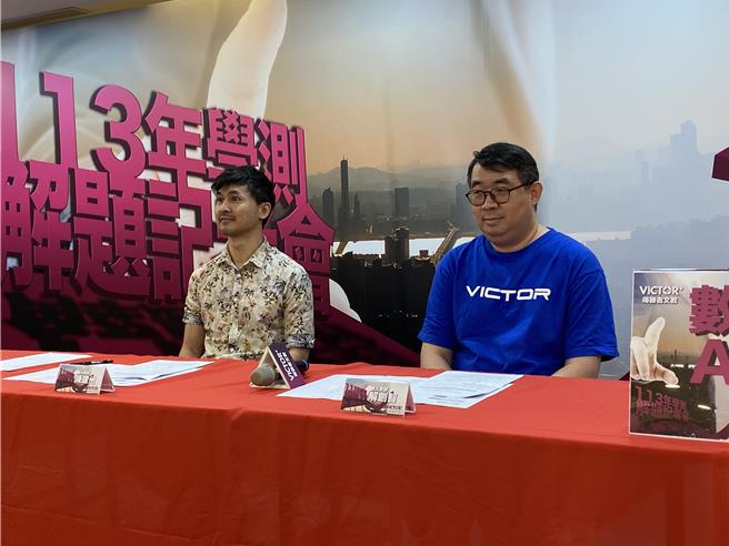 補教老師解創智（右）及陳建州（左）解析學測數學A題目。（林志成攝）