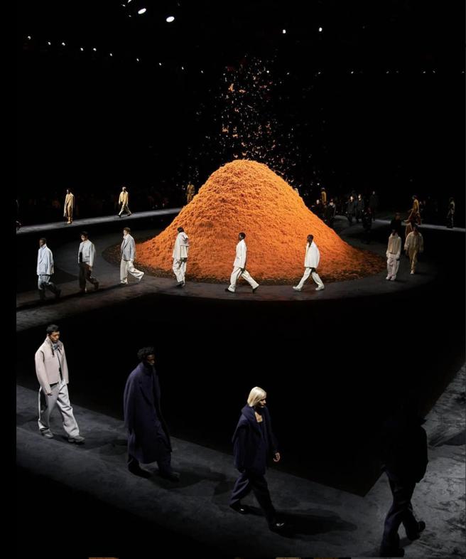 Zegna 2024秋冬男装大秀让秀场中下起「羊绒雨」。(摘自Zegna IG）