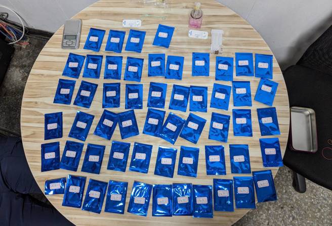 警方现场查扣证物。（图 / 刘咏韵翻摄）