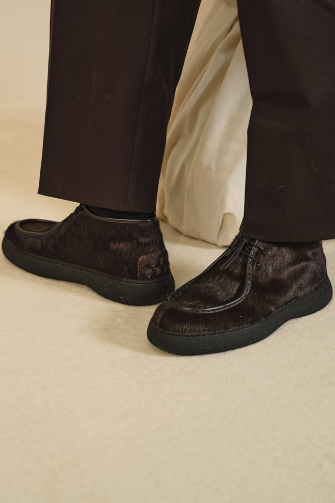 TOD’S經典的豆豆鞋「長草」了，推出長皮草款式。（TOD’S提供）