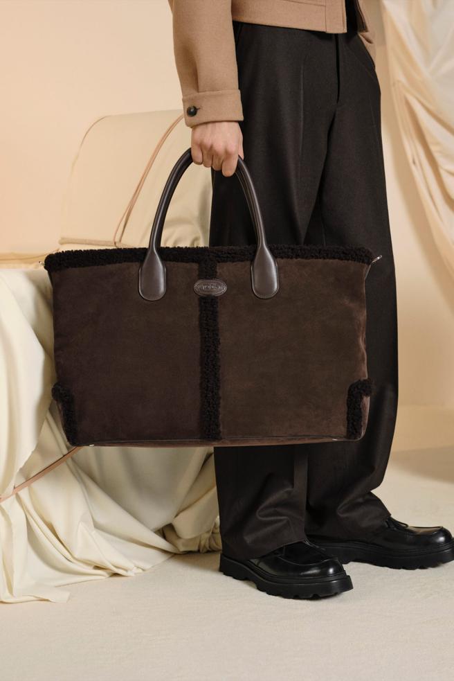 TOD’S經典包款Di Bag，也推出不同顏色、大小以及異材質拼接款式。（TOD’S提供）