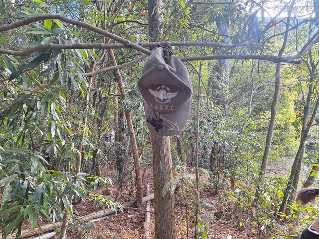 谷关当地警消20日在马崙山登山口附近发现其所戴的帽子。（和平警分局提供／张妍溱台中传真）