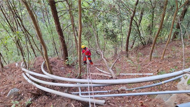 谷关当地警消目前在潘疑摔落地点附近，架设绳索垂降找寻潘的行踪，警消也请空拍机前往协助搜寻中。（和平警分局提供／张妍溱台中传真）