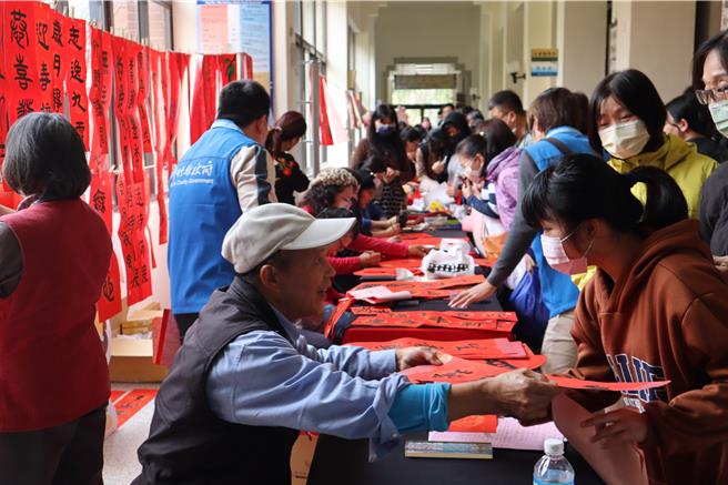 名家20日挥毫春联，民眾挤爆新竹县政府。（邱立雅摄）