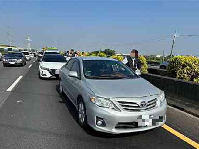 国道1号南向341.2公里高科路段20日上午10时许发生两件追撞事故，图为车祸现场。（翻摄照片／林瑞益高雄传真）