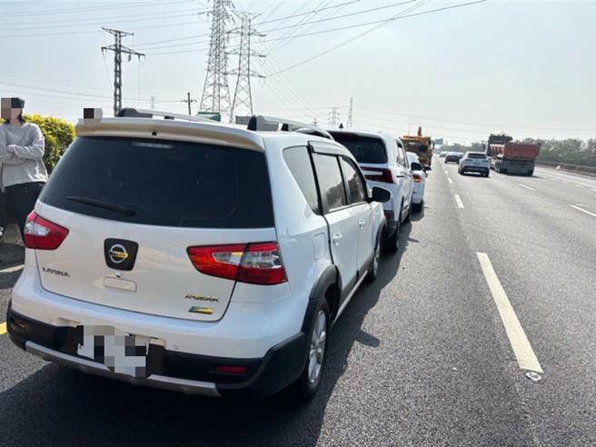 国道1号南向341.2公里高科路段20日上午10时许发生两件追撞事故，两件车祸的肇因都是没有保持安全距离。（翻摄照片／林瑞益高雄传真）