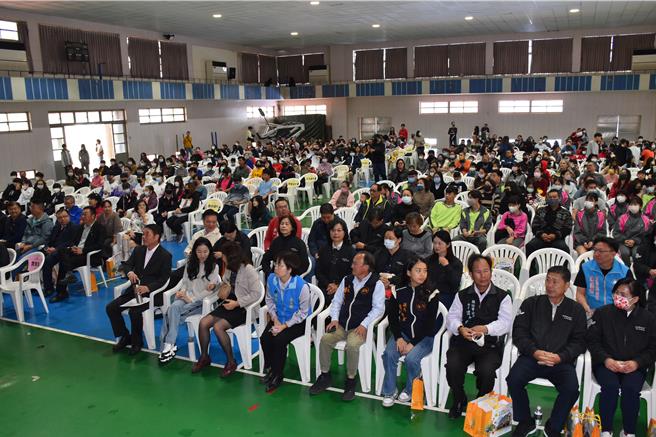 苗栗县长锺东锦捐赠百万元奖学金，20日上午在头份市兴华高中发放。（谢明俊摄）