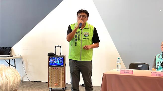 前民进党台东县党部主委、台东县议员简维国（中）去年12月初酒驾肇事，涉公共危险罪，台东地检署侦查终结，予以不起诉处分。（萧嘉蕙摄）