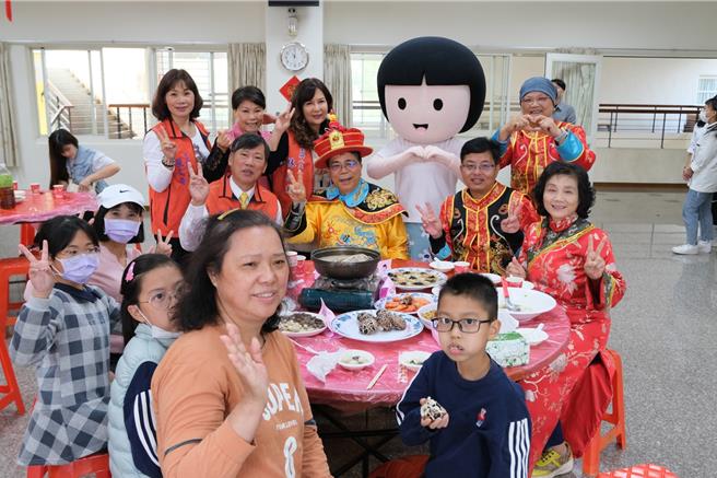台中升扬基金关怀协会连续2年送来年菜，20日在苗栗家扶中心捐赠。（苗栗家扶中心提供／谢明俊苗栗传真）