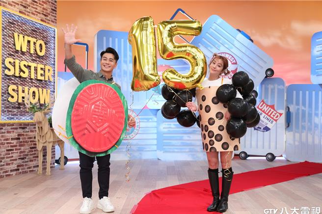 郭彦均（左）、莎莎今出席《WTO姐妹会》15周年记者会。（八大提供）