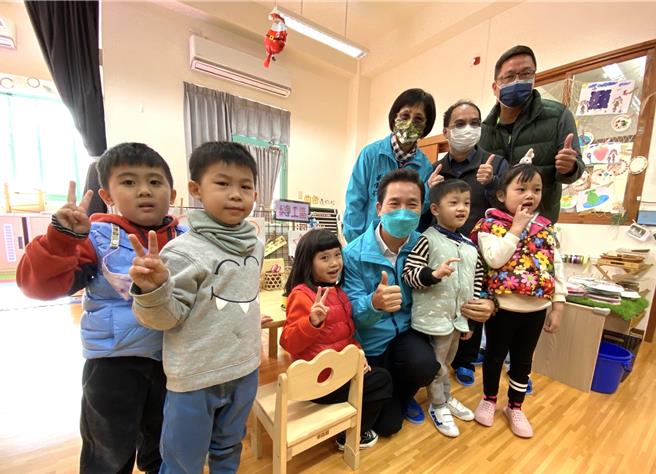 金门县长陈福海(前排中)指示教育处对于公共化教保服务课后延长照顾提出具体可行的精进作为，而这样的理念在今年寒假终于付诸实现。(于家麒摄)