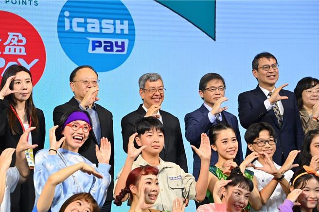 行政院陈建仁今在行政院秘书长李孟谚、行政院发言人林子伦陪同下，出席「文化部文化成年礼金常态化记者会」。（行政院提供）