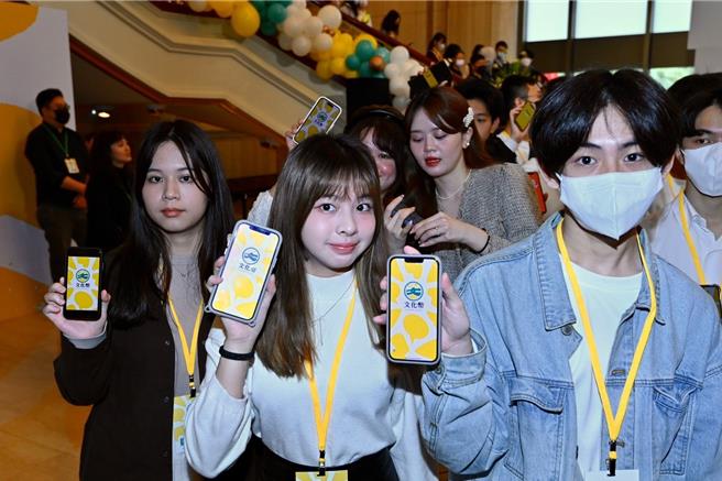 大安高工学生也一同出席体验文化币功能。（文化部提供）