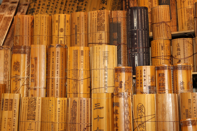 大陆出土数万枚秦朝简牍，发现当时官吏上班时，会完整记录工作时间与天数，宛如现在的打卡制度。(示意图/shutterstock/达志)