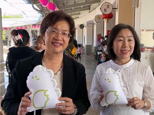 彰化县长王惠美（左）与彰化县政府城市暨观光发展处长王莹琦（右）手中拿的多多龙小提灯，是许多小朋友梦想拿到的小提灯。（孙英哲摄）