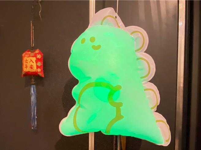 多多龙小提灯造型简单，採PVC塑胶气球的材质，免组装，吹气即可，还有色彩变化的灯光，让小朋友个个爱不释手。（孙英哲摄）