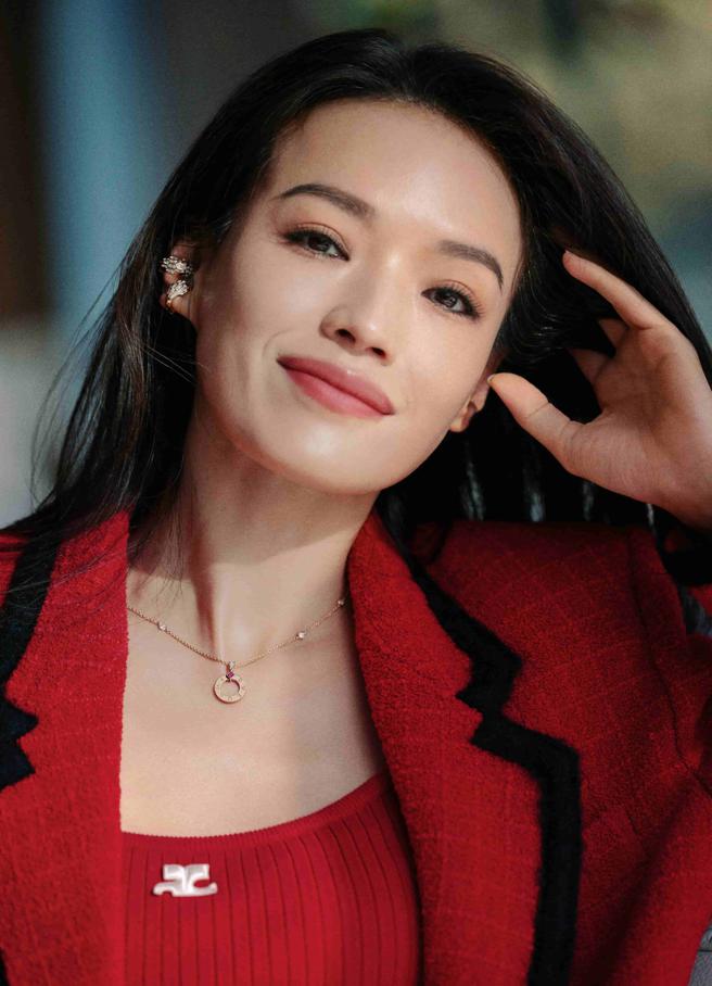 被譽為「性感女神」的舒淇釋出拜年裝，以渾身喜氣紅色搭配寶格麗項鍊與腕表。（BVLGARI提供）