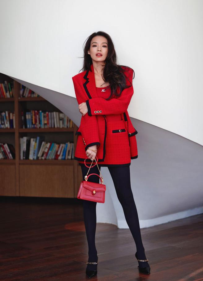 舒淇身穿喜氣紅色的拜年裝，手拎寶格麗Serpenti Forever手提包。（BVLGARI提供）