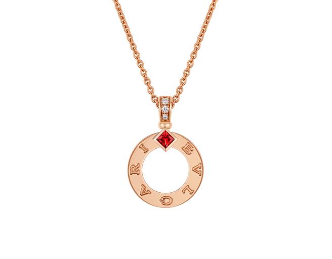 寶格麗年節限定BULGARI BULGARI系列項鍊，鑲有方形紅寶石。（BVLGARI提供）