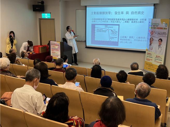 许荣城医师说明主动脉瓣膜狭窄。（王扬杰摄）