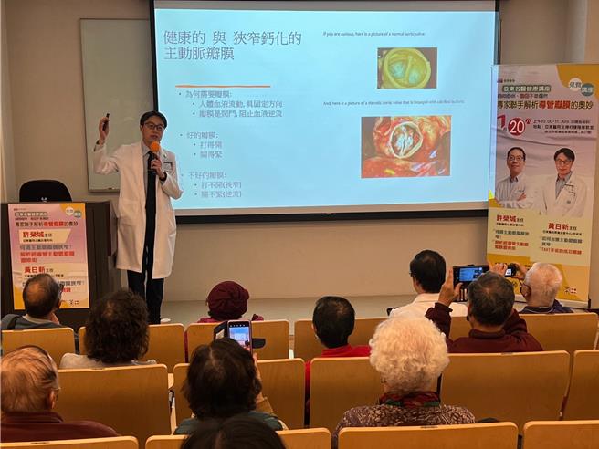 黄日新医师介绍经导管主动脉瓣膜置换手术（TAVI）。（王扬杰摄）