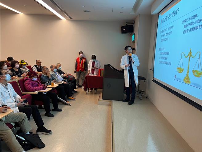 黄日新医师介绍经导管主动脉瓣膜置换手术（TAVI）。（王扬杰摄）